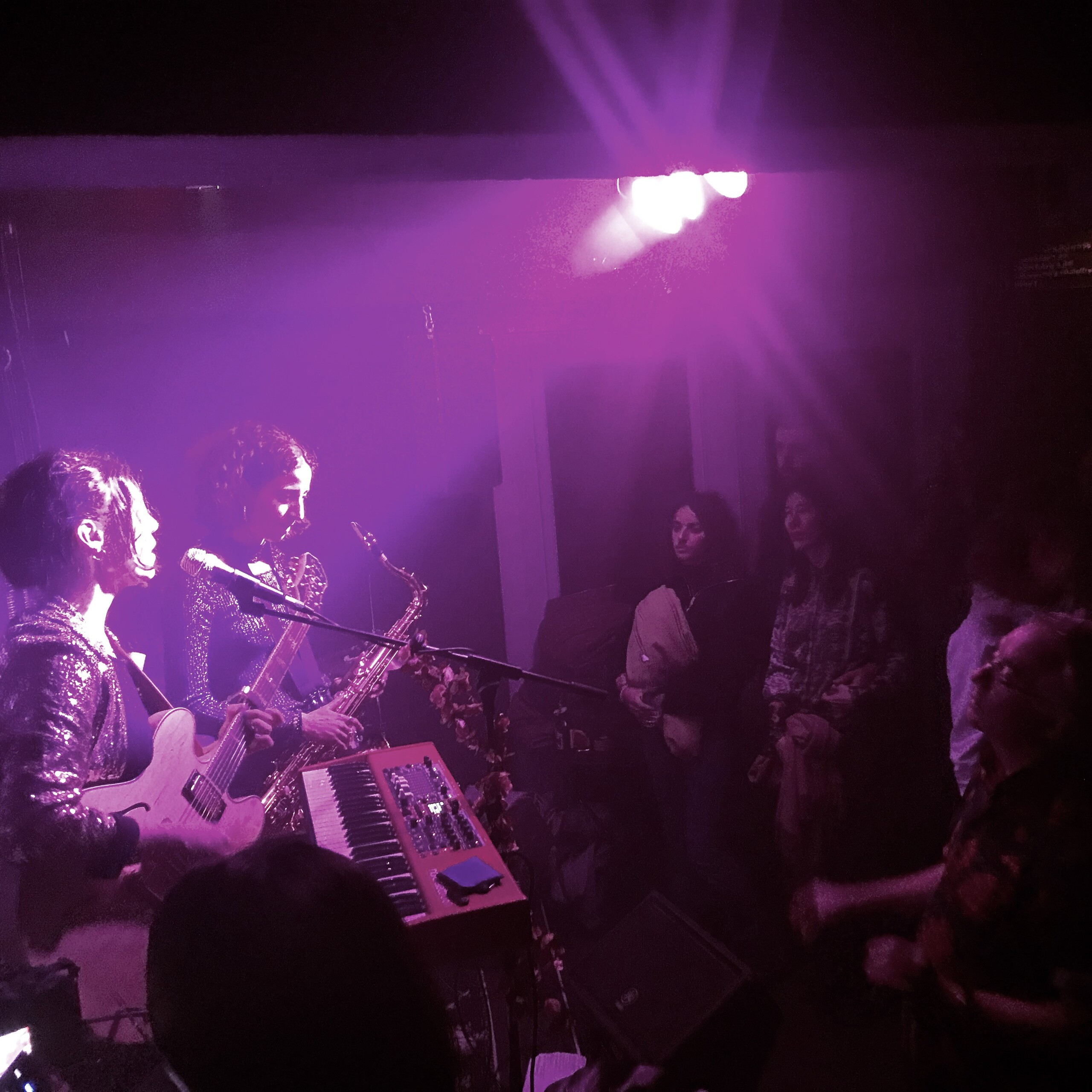 band spielt im sender