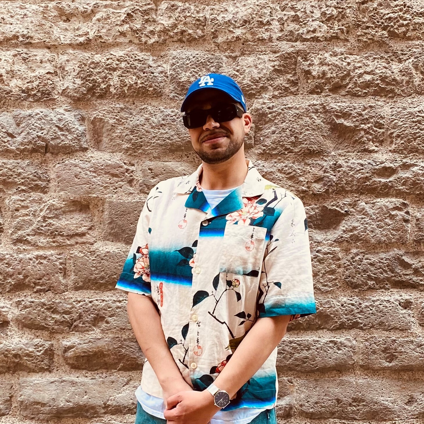 dj steht da mit sonnenbrille