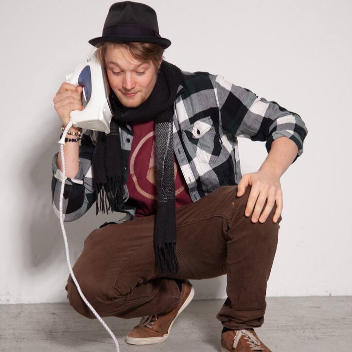 dj mit bügeleisen am ohr